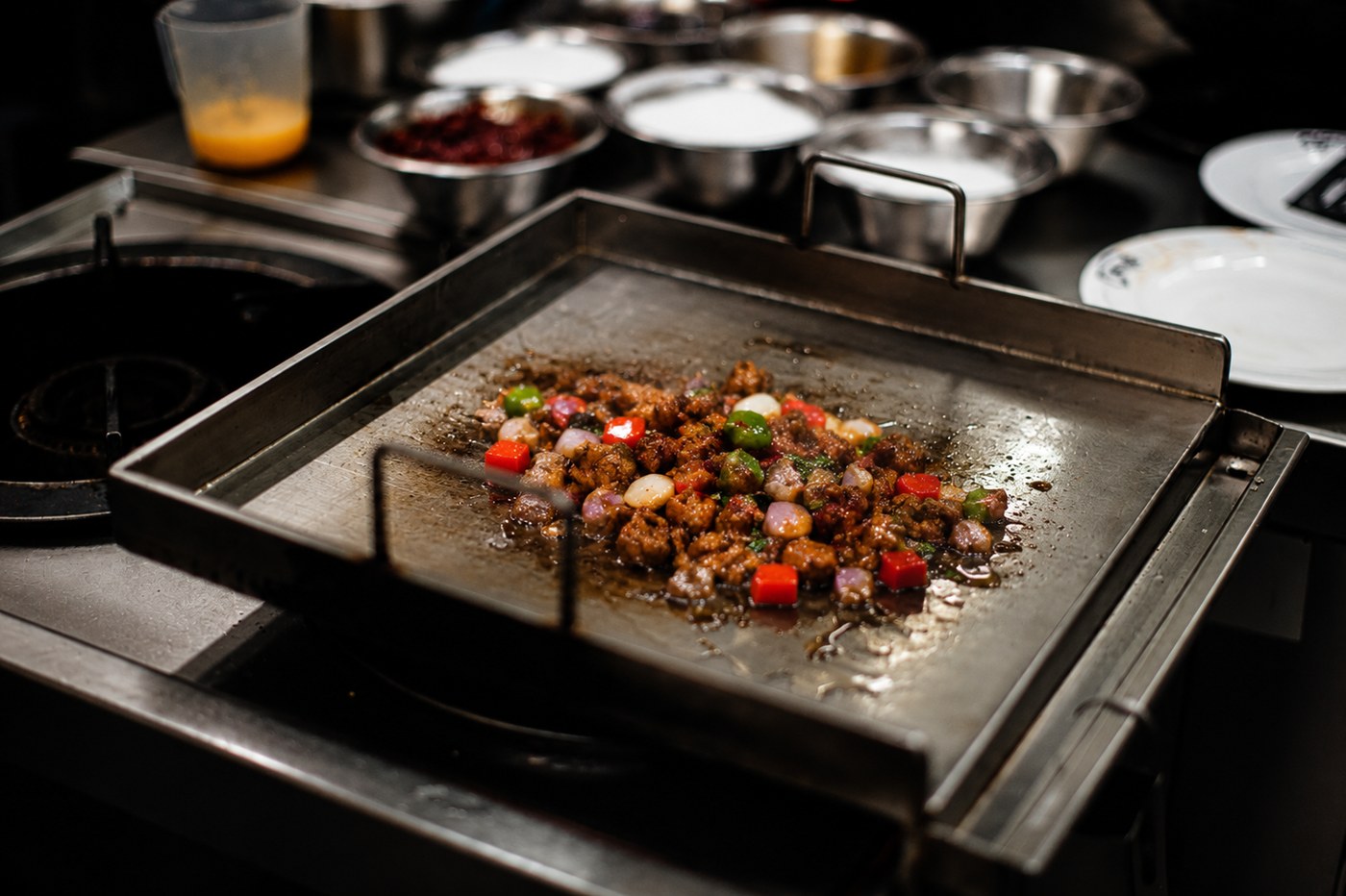 Kuhinja restavracije z vrsto wok kuhalnikov